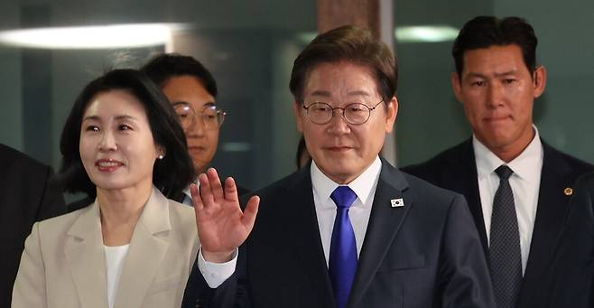 이재명 더불어민주당 대통령 후보가 3일 밤 당선이 확실시 되자 서울 여의도로 이동하기 위해 인천 계양구 자택을 나서고 있다. 김태형 기자 xogud555@hani.co.kr