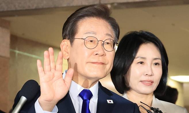 제21대 대통령 선거에서 당선이 확실시되는 이재명 더불어민주당 대통령 후보(가운데)가 배우자인 김혜경씨(오른쪽)와 함께 2025년 6월3일 밤 11시46분께 인천 계양구 자택을 나서며 주민과 지지자들을 향해 인사하고 있다. 연합뉴스