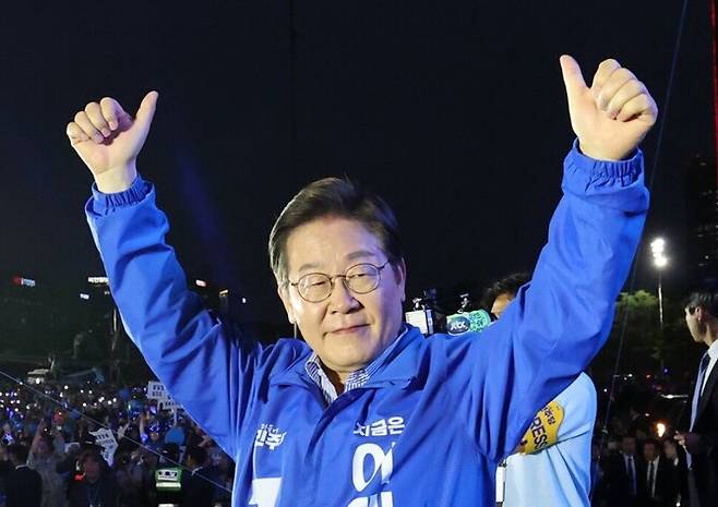 이재명 더불어민주당 대선후보가 2일 여의도공원 문화의 마당에서 열린 마지막 유세에서 손을 들어 인사하고 있다. 공동취재 사진