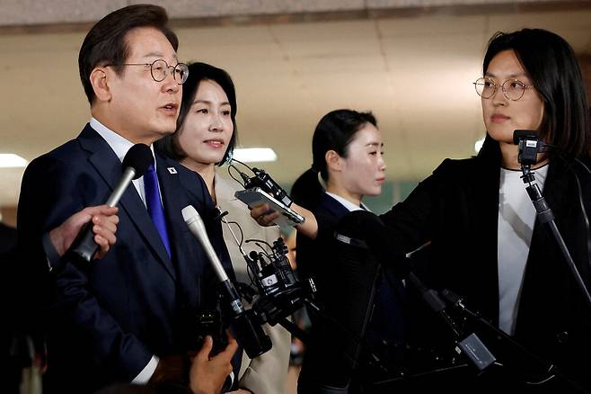 3일 이재명 더불어민주당 대통령 후보가 지지자들을 만나기 위해 출발하며 인천에서 발언하고 있다. 인천/로이터 연합뉴스