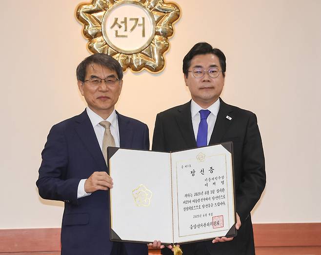 노태악 중앙선거관리위원장(왼쪽)이 4일 경기도 과천시 중앙선관위에서 더불어민주당 박찬대 원내대표에게 이재명 대통령 당선자의 당선증을 전달한 뒤 기념 촬영을 하고 있다. 연합뉴스