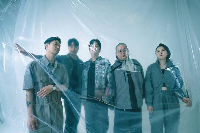 재즈 피아니스트 용리가 결성한 밴드 ‘용리 앤드 더 돌탕’. 이영우(왼쪽부터∙신시사이저), 조예찬(기타), 용리(피아노), 강환수(베이스), 석다연(드럼). 용리 제공