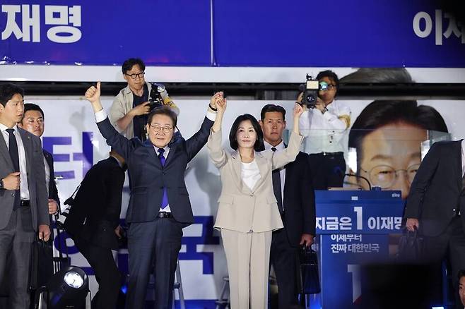 2025년 6월4일 새벽 1시10분께 서울 여의도 국회 앞에 모인 시민들 앞에서 이재명 더불어민주당 후보가 당선 소감을 밝히고 있다. 이종근 선임기자