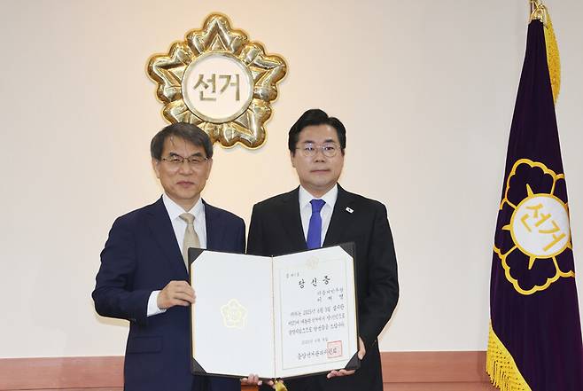 노태악 중앙선거관리위원장(왼쪽)이 6월4일 경기도 과천시 중앙선관위에서 더불어민주당 박찬대 원내대표에게 이재명 대통령 당선인의 당선증을 전달한 뒤 기념촬영하고 있다. 연합뉴스