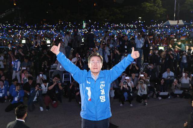 이재명 더불어민주당 대선 후보가 선거유세 마지막 날인 2일 서울 여의도공원 문화의마당에서 열린 집중유세에 참석, 손을 들고 포즈를 취하고 있다. 고영권 기자