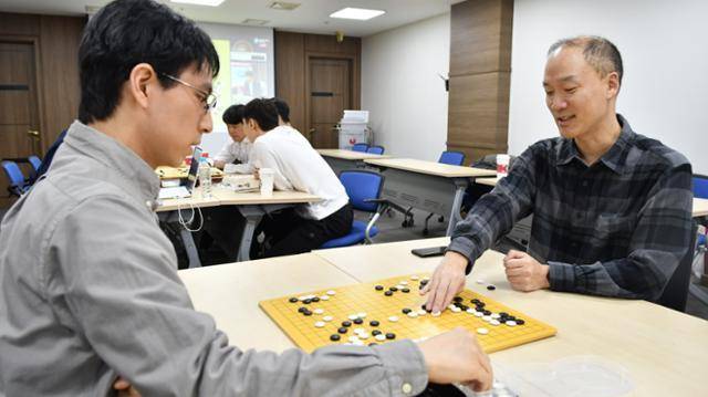 지난해 12월 한·중·일 국가대항전인 ‘제26회 농심신라면배 세계바둑최강전’(우승상금 5억 원)이 열렸던 부산농심 호텔에서 이치리키 료(왼쪽) 9단이 김수준 일본 바둑 국가대표팀 단장과 복기를 진행하고 있다. 한국기원 제공