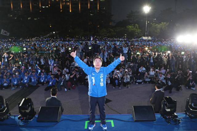 이재명 더불어민주당 대선 후보가 선거유세 마지막 날인 2일 오후 서울 여의도공원 문화의마당에서 열린 집중유세에 참석, 손을 들고 포즈를 취하고 있다. 고영권 기자