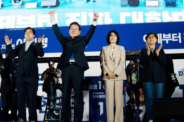 이재명 제 21대 대통령 당선인이 부인 김혜경 여사와 함께 4일 오전 국회 앞에 설치된 축하 무대에서 손을 들어 지지자들에게 인사하고 있다. 고영권 기자