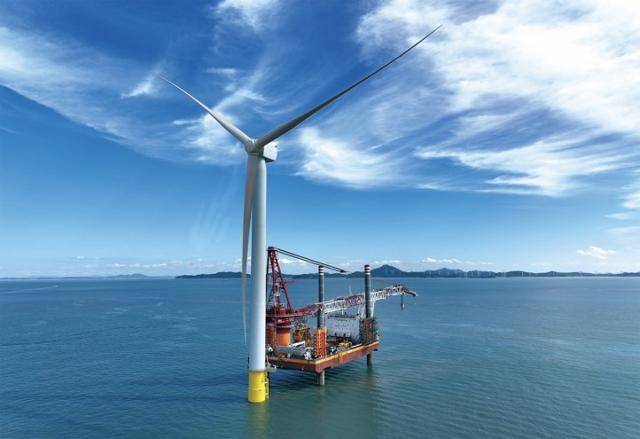 전남 신안군 자은도 해상에 풍력발전시설이 설치되고 있다. 전남도 제공