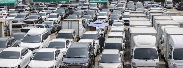 13일 서울의 대표적 중고차 시장인 서울 성동구 장한평 중고차 매매 단지에 차량들이 줄지어 있다. 연합뉴스