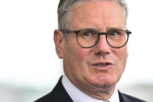 키어 스타머 영국 총리가 지난 2일 스코틀랜드 글래스고의 한 공장을 방문해 국방비 증액 구상을 발표하고 있다. 글래스고=로이터 연합뉴스