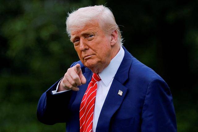 도널드 트럼프 미국 대통령이 지난달 30일 워싱턴 백악관에서 취재진을 향해 손짓을 하고 있다. 워싱턴=로이터 연합뉴스