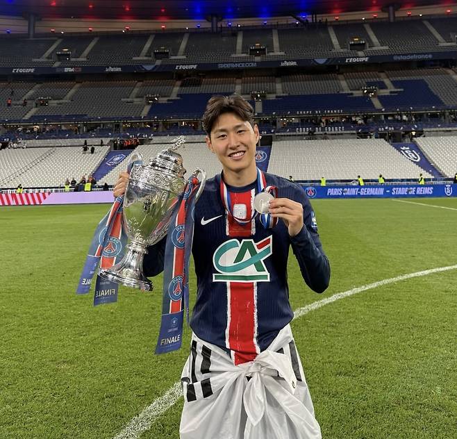 태극기를 두르고 우승 기념 촬영에 임한 이강인. 사진=이강인 SNS