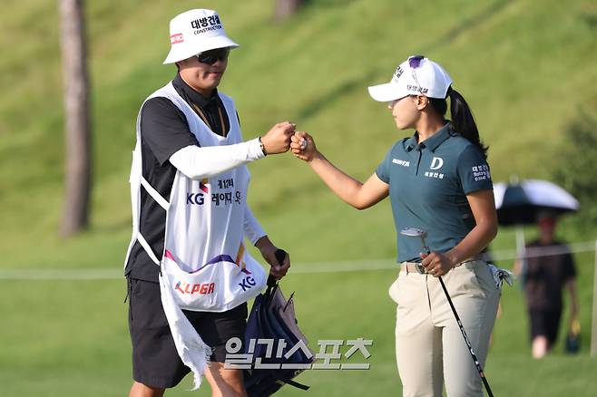 [용인=이데일리 스타in 이영훈 기자] '제12회 KG 레이디스 오픈' 2라운드가 2일 경기도 용인시 처인구 써닝포인트CC에서 열린 가운데 이소미가 9번홀 버디 성공 후 캐디와 하이파이브를 하고 있다.
