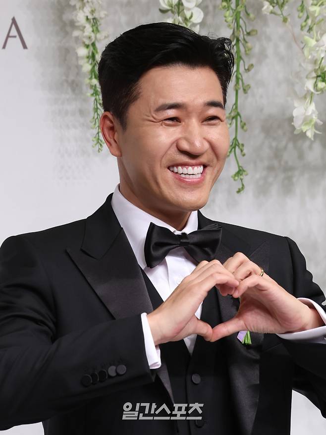 혼성그룹 코요태 김종민이 20일 오후 서울 중구 신라호텔 영빈관 에메랄드홀에서 열린 결혼식 /기자회견에 참석해 포즈를 취하고 있다. 서병수 기자 qudtn@edaily.co.kr /2025.04.20/