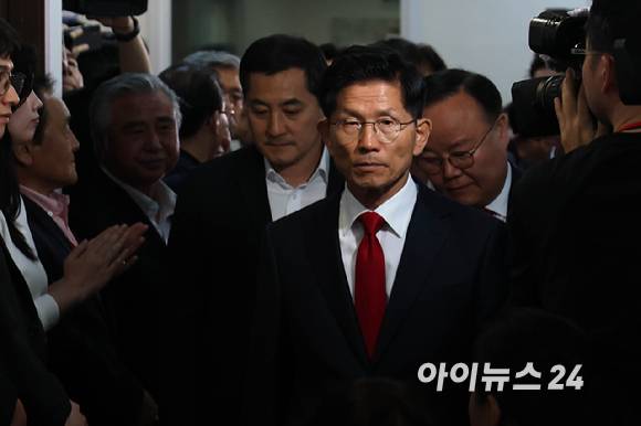 김문수 국민의힘 대선 후보가 4일 대선 결과에 승복하는 기자회견을 하기 위해 서울 여의도 당사에 들어서고 있다. [사진=정소희 기자]