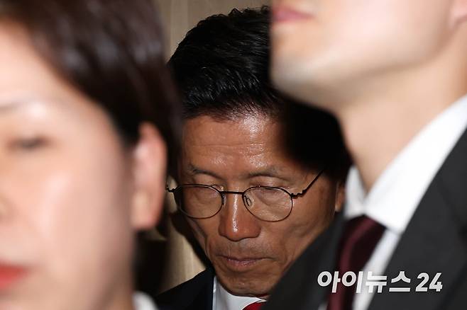김문수 국민의힘 대선 후보가 4일 서울 여의도 당사에서 대선 결과에 승복하는 기자회견을 한 뒤 승강기에 탑승해 굳은 표정을 하고 있다. [사진=정소희 기자]