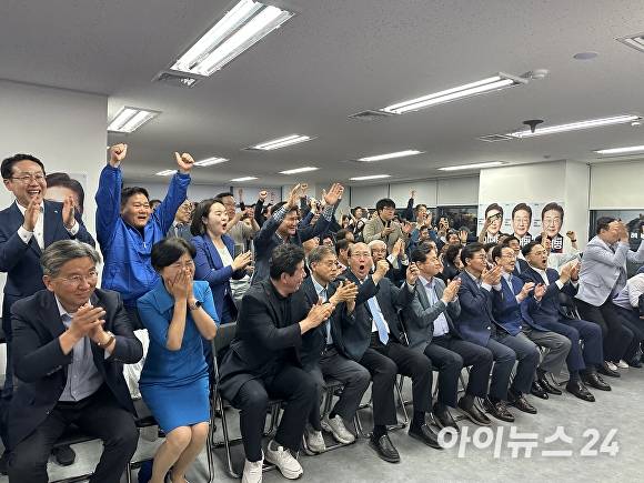 더불어민주당 부산선대위가 8일 제21대 대통령선거 출구조사가 발표되자 박수를 치고 있다. [사진=정예진 기자]