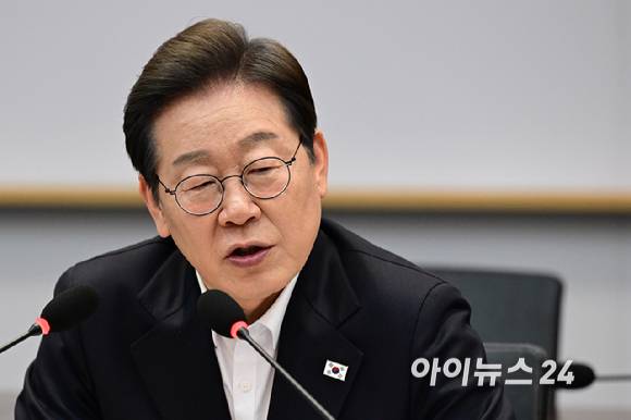 이재명 대통령(당시 더불어민주당 대선 후보)이 지난 4월 28일 오후 경기도 이천시 SK하이닉스 이천캠퍼스에서 열린 'K-반도체' AI메모리반도체 기업 간담회에 참석해 모두발언을 하고 있다. [사진=국회사진취재단]