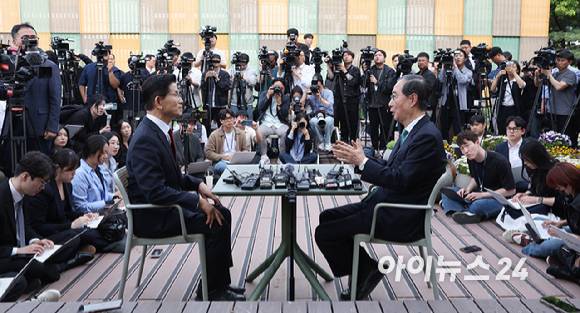 국민의힘 김문수 대선후보와 무소속 한덕수 대선 예비후보가 8일 서울 여의도 국회에서 후보 단일화와 관련해 회동하고 있다. [사진=곽영래 기자]