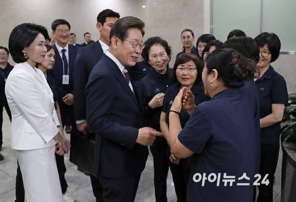 제21대 대통령 취임식이 열린 4일 오전 서울 여의도 국회에서 이재명 대통령이 취임식을 마친뒤 청소근로자들과 인사를 하고 있다. [사진=국회시잔취재단]