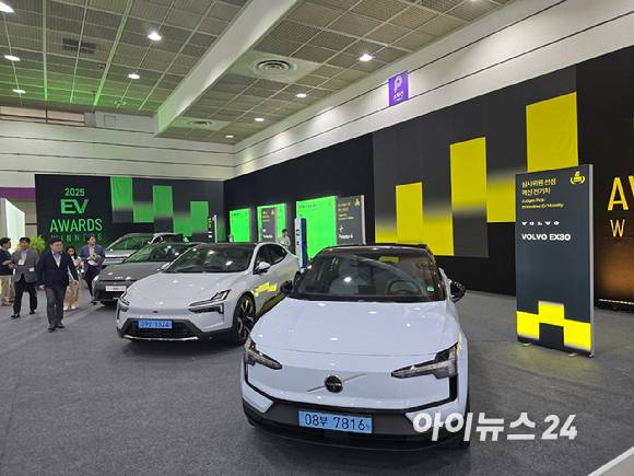 지난 3일부터 오는 5일까지 서울 코엑스에서 열리는 'EV 트렌드 코리아 2025'에 전시된 '제4회 EV 어워즈 2025' 수상 차량과 충전기. [사진=김종성 기자]