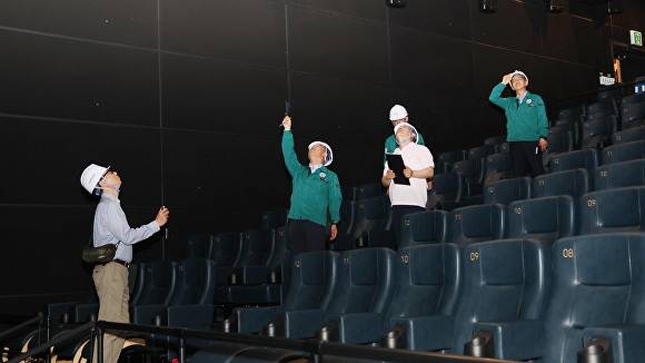 남상은 부시장과 관계 공무원들이 관내 영화관을 방문해 안전점검을 실시하고 있다. [사진=안성시]