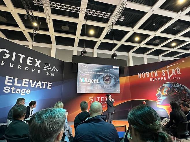 자이텍스 유럽 2025 행사장에서 발표를 진행하고 있는 인포플라 / 출처=인포플라