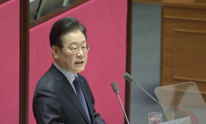 자넌 2월 당시 더불어민주당 대표인 이재명 당선인이 서울 여의도 국회 본회의장에서 교섭단체 대표 연설을 하고 있다. (SBS 캡처)