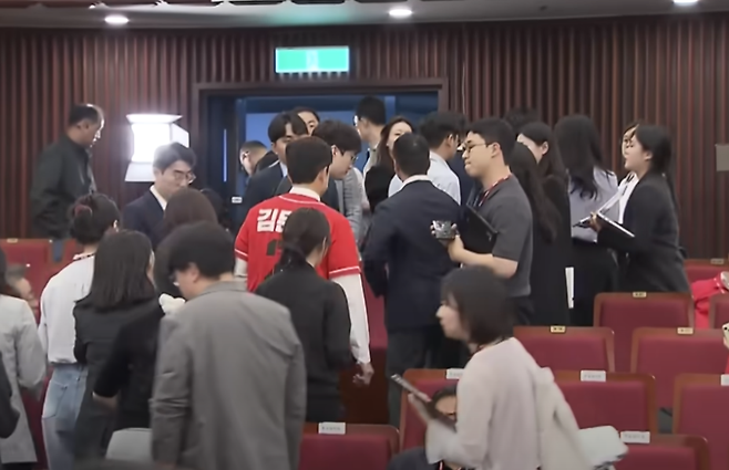 김용태 국민의힘 비상대책위원자이 개표상황실을 떠나는 모습 (SBS 보도 갈무리)