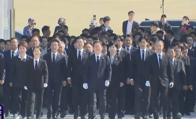 지난 4월 28일 당시 이재명 대선 후보가 당 지도부와 함께 서울 동작구 국립서울현충원 현충탑을 찾는 모습. (SBS 캡처)