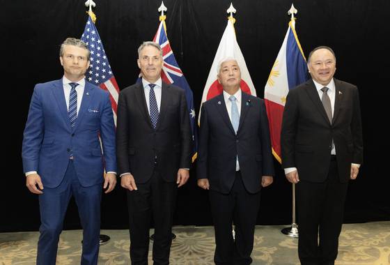 5월 31일 싱가포르에서 열린 샹그릴라 대화에서 만난 4개국 국방장관들. 왼쪽부터 미국 피트 헤그세스, 호주 리처드 말스, 일본 나가타니 겐, 필리핀 길베르토 테오도로 국방장관. [EPA=연합뉴스]