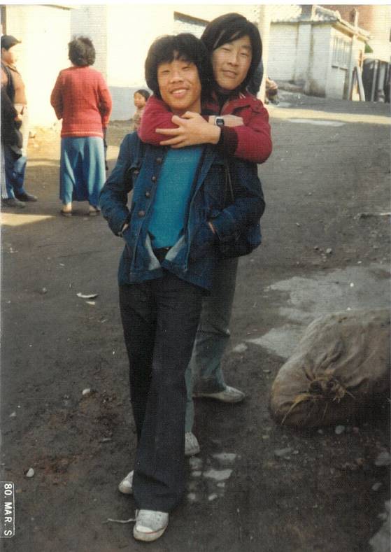 이재명 대통령 당선인(오른쪽)과 그의 소년공 시절 친구 심정운씨가 1980년 경기도 성남시 상대원동의 한 골목길에서 포즈를 취하고 있다. 사진 심정운씨 제공