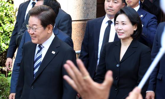 이재명 대통령과 김혜경 여사가 4일 오전 인천시 계양구 자택에서 나오며 환송나온 시민들과 인사를 하고 있다. 뉴스1