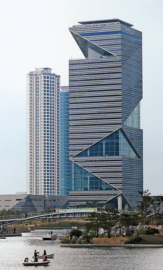 녹색기후기금(GCF) 사무국 인천 송도 유치가 확정된 2012년 10월 20일 오후 인천시 연수구 센트럴공원 사이로 송도 아이타워가 우뚝 서 있다. 연합뉴스