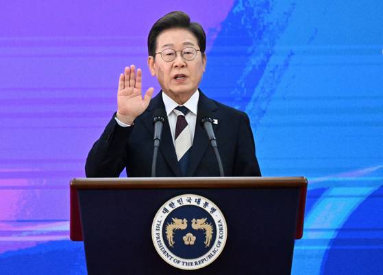 이재명 대통령이 4일 오전 서울 여의도 국회에서 제21대 대통령 취임선서를 하고 있다.뉴스1