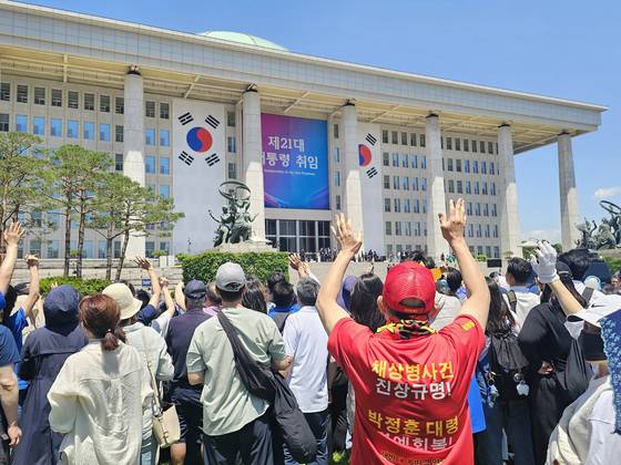 4일 오전 10시 49분쯤 이재명 대통령이 취임선서식을 위해 국회에 도착하자, 국회 본관 앞 잔디광장에 모인 시민들은 함성과 환호로 이 대통령을 맞이했다. 이찬규 기자