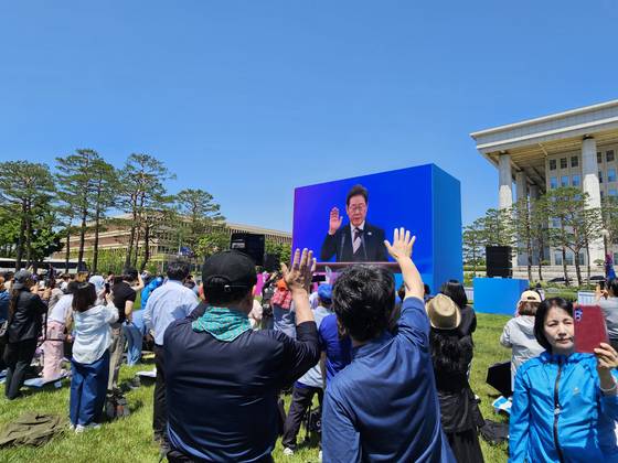 4일 이재명 대통령의 취임선서식을 보기 위해 국회에 모인 시민들이 모였다. 시민들은 민주주의 회복, 민생 회복 등을 이 대통령에게 주문했다. 이찬규 기자