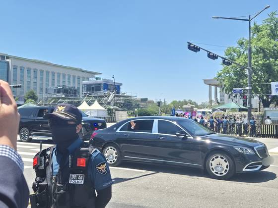 4일 오후 1시 이재명 대통령이 차량을 통해 국회를 빠져나오면서 시민들을 향해 손 인사를 했다. 전율 기자