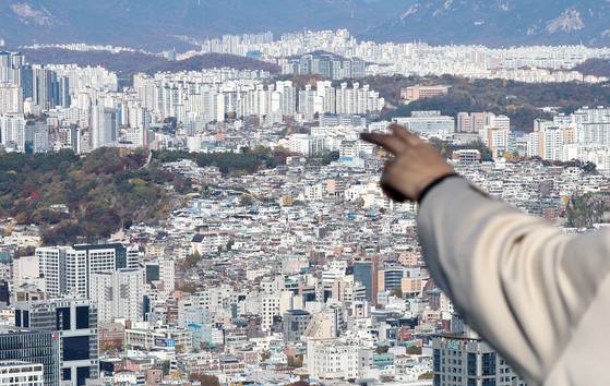 서울 중구 남산에서 바라본 서울 시내 주택과 아파트 단지의 모습. 연합뉴스