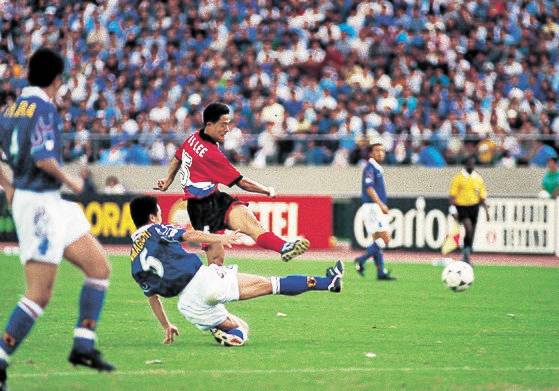 이민성(가운데)이 1998 프랑스월드컵 아시아 예선 일본전에서 역전골을 터트리고 있다. [중앙포토]