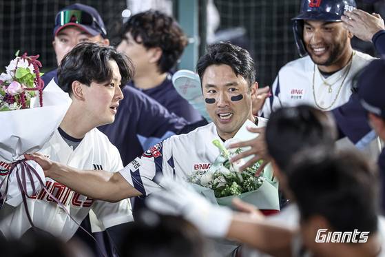 롯데 전준우(가운데)가 4일 사직 키움전에서 개인 통산 2000안타를 달성한 뒤 동료들로부터 축하를 받고 있다. 사진 롯데 자이언츠