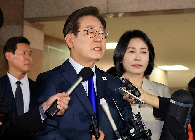 이재명 더불어민주당 대선 후보가 당선이 확실해진 3일 밤 11시50분쯤 인천 계양구 자택을 나와 지지자들에게 감사 인사를 하고 있다. 이 후보는 “국민들의 위대한 결정에 경의를 표한다”며 “기대에 어긋나지 않도록 최선을 다해서 수행하겠다”고 말했다. /연합뉴스