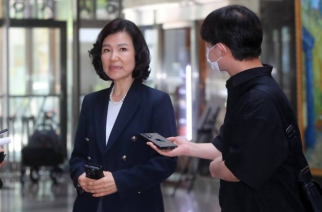 이진숙 방송통신위원회 위원장이 지난달 21일 오후 서울 송파구 KISA 분원에서 열린 SK텔레콤 해킹 사고 관련 통신사 점검회의 참석에 앞서 취재진의 질문에 답하고 있다. /뉴시스