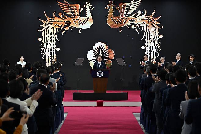 이재명 대통령이 4일 서울 여의도 국회 로텐더홀에서 열린 제21대 대통령 취임 선서식에서 취임사를 하고 있다. /국회사진기자단