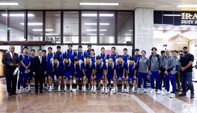 ▲ 한국 축구대표팀이 3일(한국시간) 이라크 바스라 공항에 도착해 기념촬영하고 있다. 축구대표팀은 6일 이라크를 상대로 2026 북중미 월드컵 아시아 3차 예선 B조 9차전을 치른다. 대한축구협회 제공
