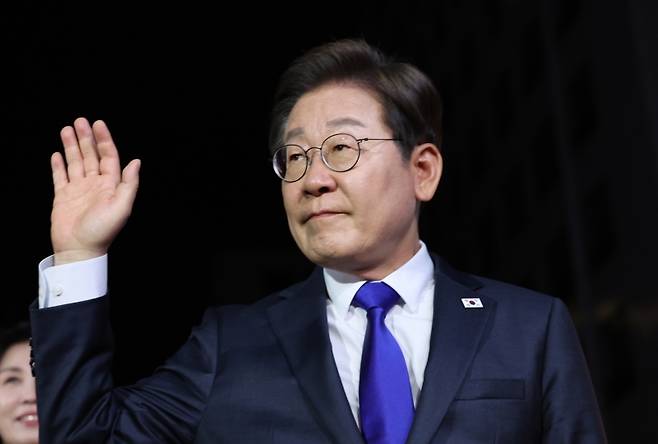 ▲21대 대통령 당선이 확실시되는 더불어민주당 이재명 대선 후보가 4일 선대위원장들에게 감사 인사를 하기 위해 서울 여의도 당사로 들어가고 있다 [연합뉴스]