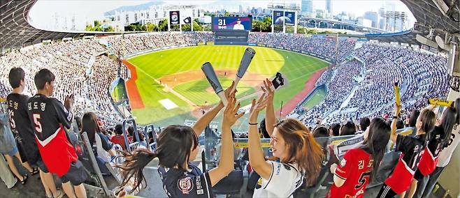 3일 서울 잠실야구장에서 열린 ‘2025 신한 SOL뱅크 KBO리그’ 기아 타이거즈와 두산 베어스의 경기가 관중으로 가득 찼다. 프로야구는 이날 시즌 시작 290경기 만에 역대 최소 경기 500만 관중을 넘어섰다. 이솔 기자