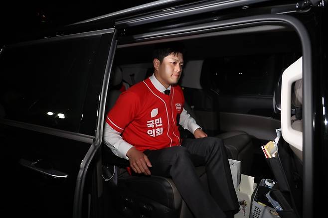 국민의힘 김용태 비상대책위원장이 3일 서울 여의도 국회도서관에 마련된 국민의힘 제21대 대통령선거 개표상황실에서 출구조사 결과를 지켜본 후 굳은 표정으로 떠나고 있다.  / 사진=연합뉴스