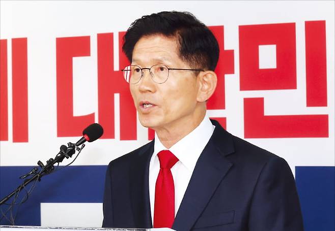 김문수 국민의힘 후보가 4일 서울 여의도 중앙당사에서 ﻿대선 패배 승복 선언을 하고 있다.  연합뉴스
